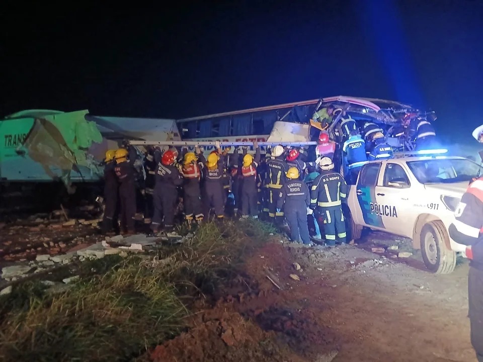 Tragedia en la Ruta 3: cuatro muertos y 16 heridos tras un violento ...