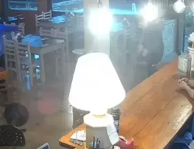 Volvió con una escopeta tras no poder pagar la comida, arrojó balas con la mano y terminó detenido