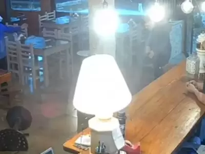 Volvió con una escopeta tras no poder pagar la comida, arrojó balas con la mano y terminó detenido