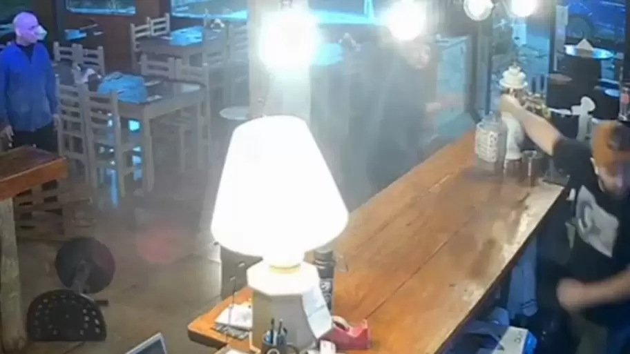 Volvi con una escopeta tras no poder pagar la comida, arroj balas con la mano y termin detenido