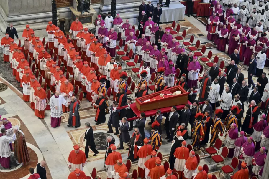 El Vaticano le cumple el último deseo a Francisco: transformar el papamóvil en un hospital para Gaza