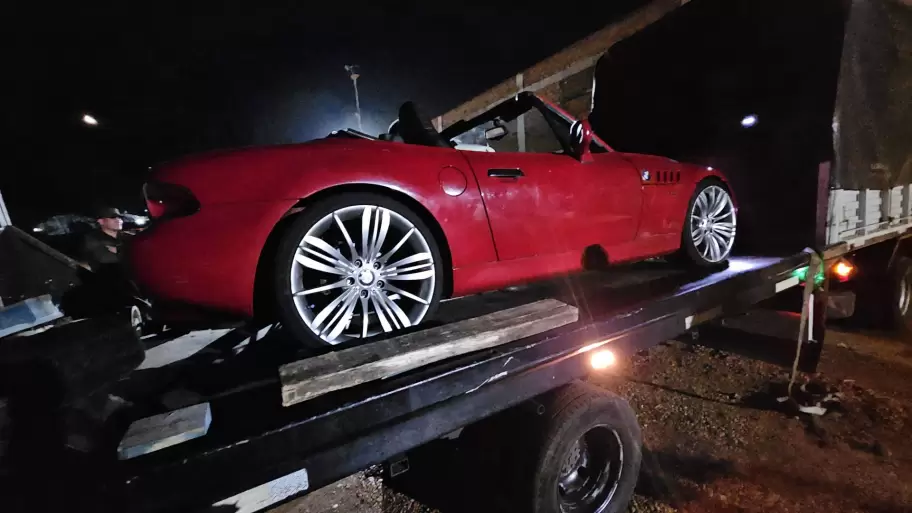 BMW Z3 modelo 1998 en un camin de mudanzas