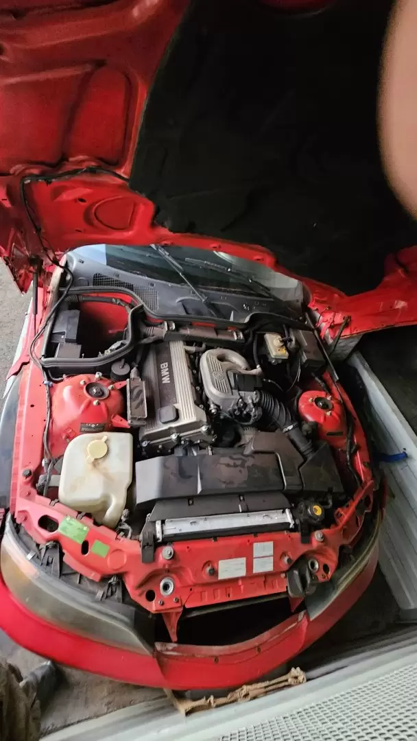 BMW Z3 modelo 1998 en un camin de mudanzas