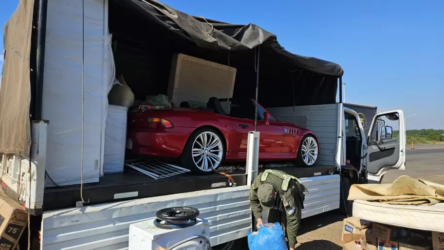 BMW Z3 modelo 1998 en un camin de mudanzas