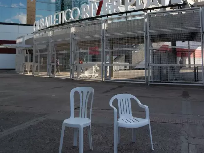 Las icnicas sillas del ltimo disco de Bad Bunny aparecieron en River Plate