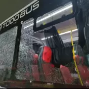 Tensin, piedras y colectivos rotos: atacaron unidades de la lnea 57 en medio del paro