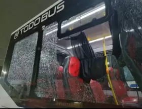 Tensión, piedras y colectivos rotos