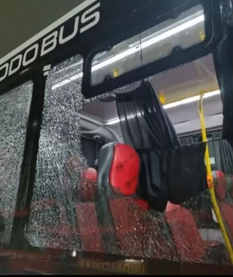 Tensión, piedras y colectivos rotos