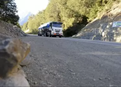 En la Ruta provincial 6 de Río Negro, una madre quiso lanzar a su hija de dos años debajo de un camión.