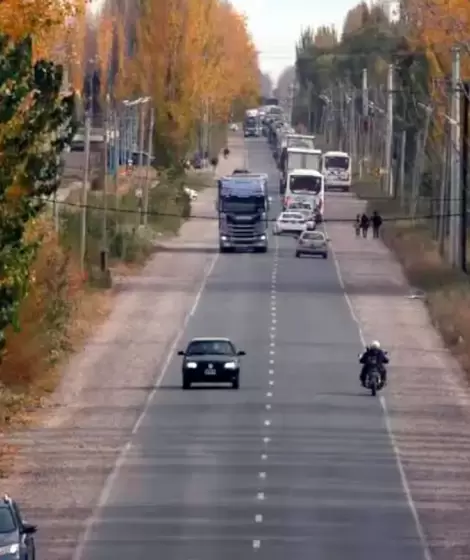 Una madre arrojó a su hija de dos años a la carretera y fue salvada de milagro