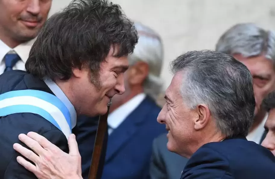Ni el clona logró detener las críticas de Mauricio Macri a Javier Milei