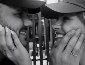 Mauro Icardi y "La China" Suárez enamorados y con sus dos anillos de compromiso a la vista.