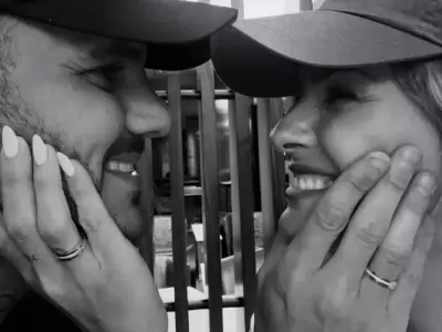 Mauro Icardi y "La China" Suárez enamorados y con sus dos anillos de compromiso a la vista.