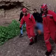 Silencio entre las piedras: misterio por un turista brasileo hallado muerto en los acantilados de Mar del Plata