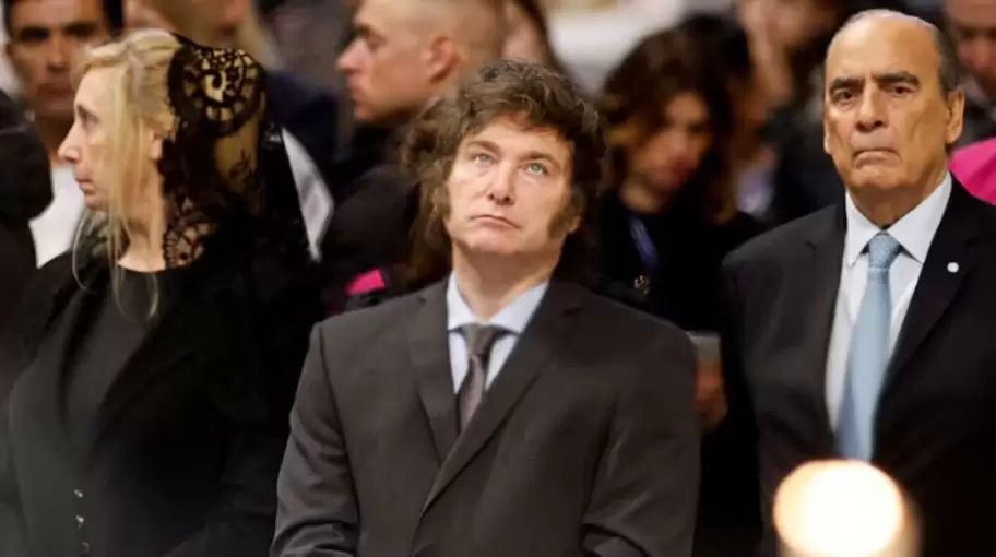 Karina y Javier Milei junto a Guillermo Francos