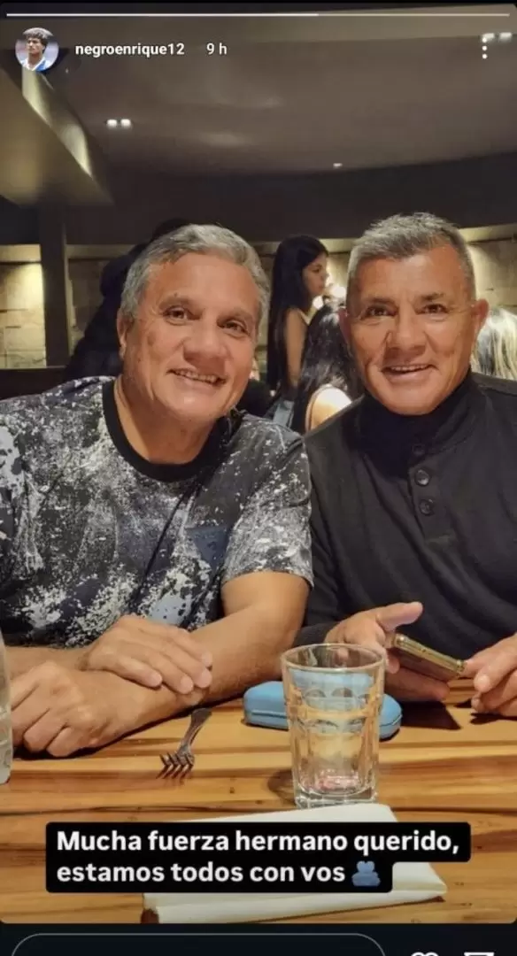 Héctor "El Negro" Enrique y la publicación que subió de su hermano Carlos "El Loco" Enrique, tras el infarto que sufrió.
