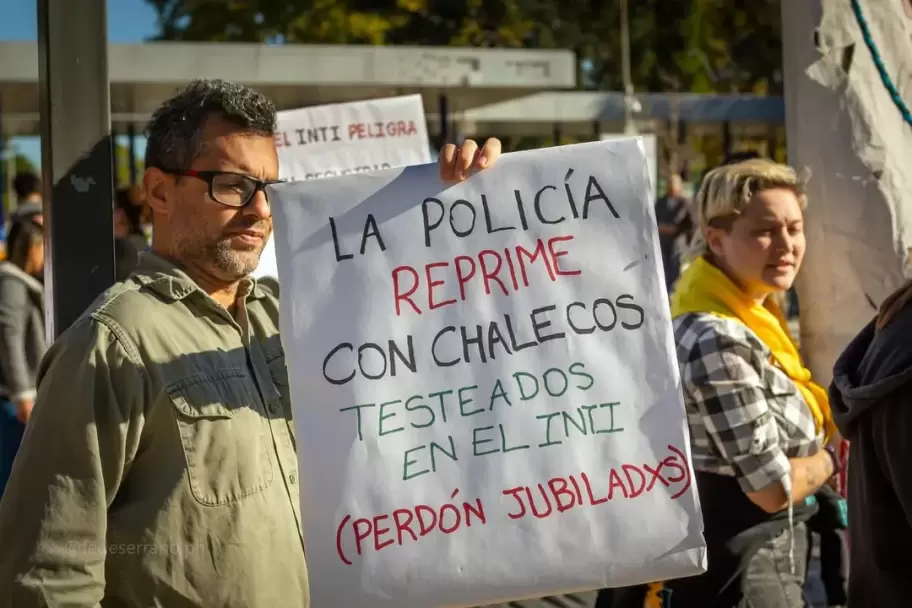 "La polica reprime con chalecos testeados en el INTI"