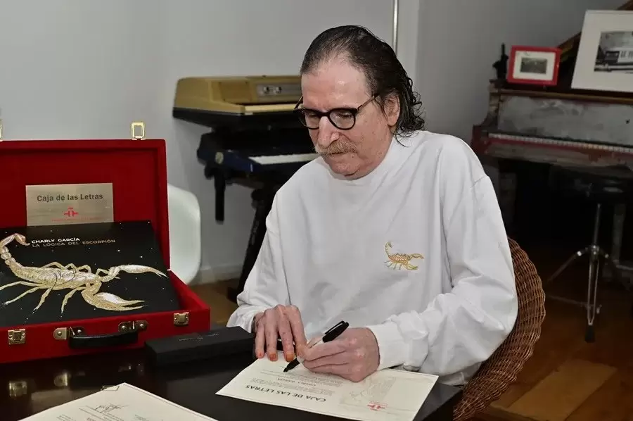 Charly inmortaliz dos de sus obras