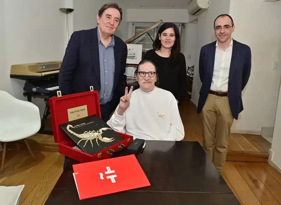 Charly inmortaliz dos de sus obras