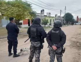 El femicida se atrincheró en su vivienda y finalmente se quitó la vida tras prender fuego el lugar.
