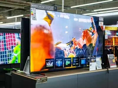 Pixabay Comparativa de televisores QLED y OLED en una tienda de electrónica.