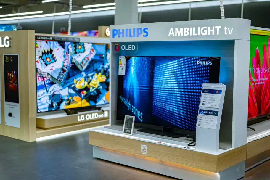Exposición de televisores OLED de Philips y LG, tecnologías que compiten con QLED y QNED.