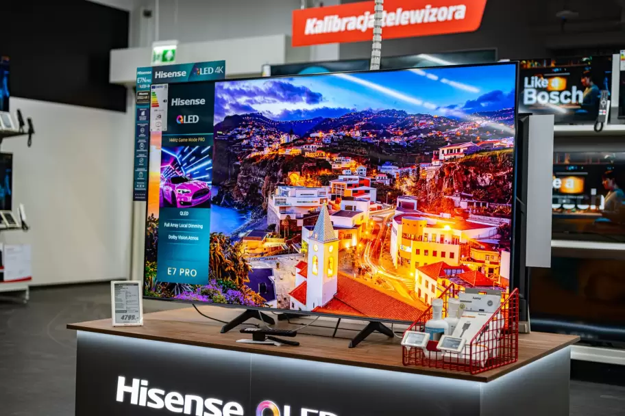 Televisor Hisense exhibido en tienda, destacando su tecnología QLED y ULED con resolución 4K.
