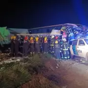 Tragedia en la Ruta 3: cuatro muertos y 16 heridos tras un violento choque entre un micro y un camión