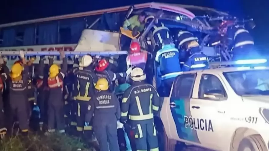 Choque frontal entre un micro y un camión en Ruta 3