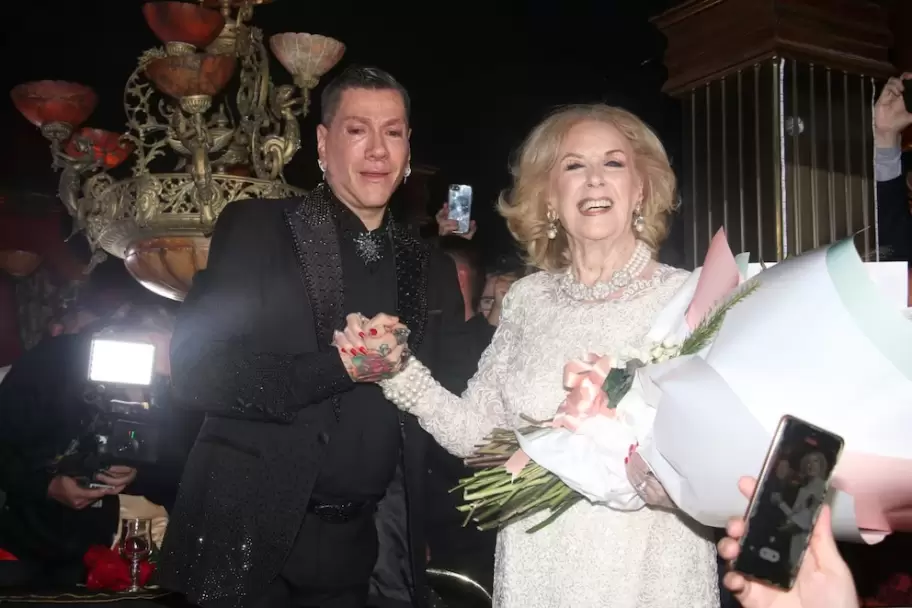 Roberto Piazza y Mirtha Legrand en el desfile de "Bodas de oro" del diseñador.