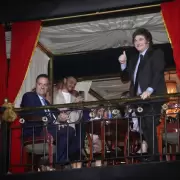 Milei fue al desfile de Piazza por sus "Bodas de oro" y hasta se llevó el apoyo de Mirtha Legrand