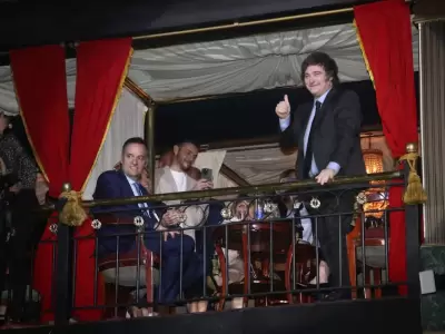 El vocero presidencial Manuel Adorni junto al presidente de la Nación, Javier Milei.