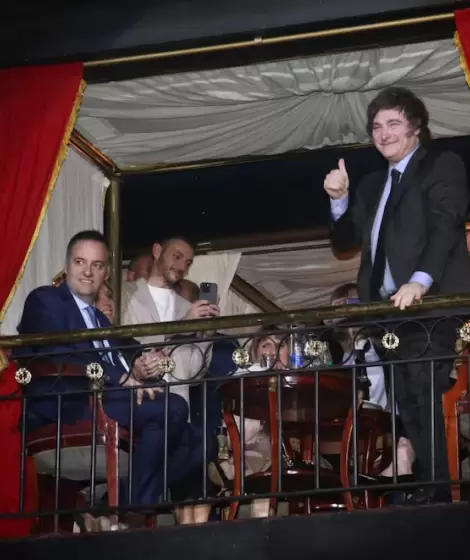 El vocero presidencial Manuel Adorni junto al presidente de la Nación, Javier Milei.