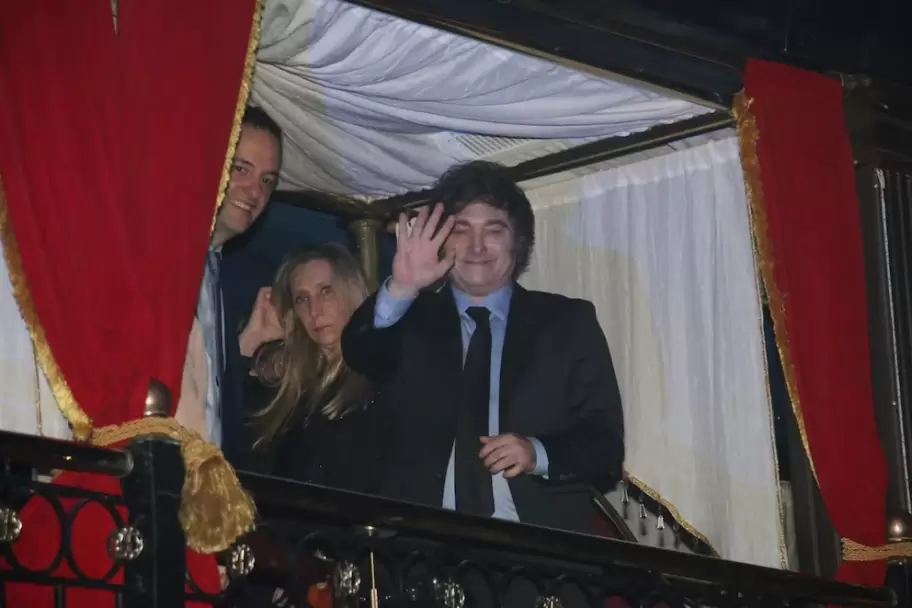Javier Milei saludando al público en el desfile de "Bodas de oro" de Roberto Piazza.
