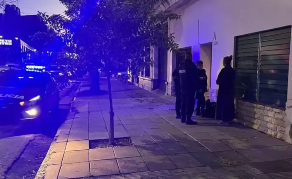 Entró a su casa, intentó abusarla sexualmente, pero ella lo calmó con cigarrillos y Netflix