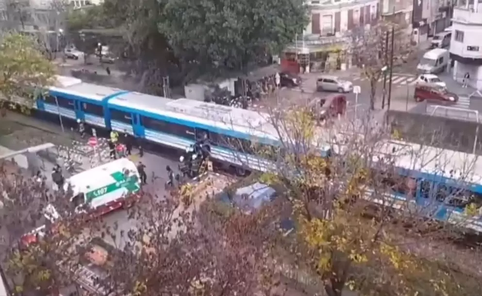 Tragedia en el Sarmiento: un hombre se arrojó a las vías y murió arrollado por la formación