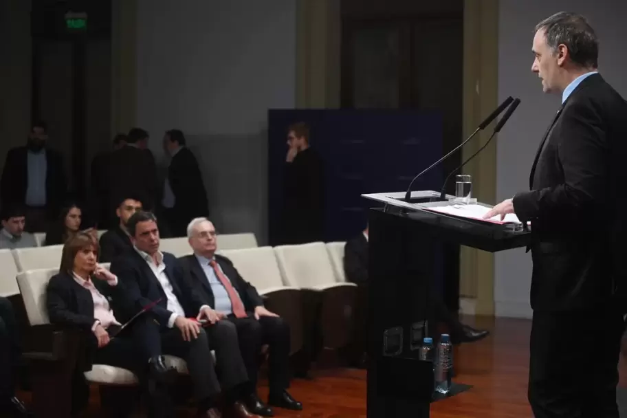 La ministra de Seguridad, Patricia Bullrich, estuvo presente durante el anuncio del decreto migratorio que ofreció el vocero Manuel Adorni.