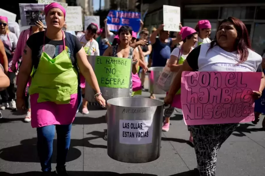 Cientos de mujeres reclamaron por recortes en alimentos para comedores populares