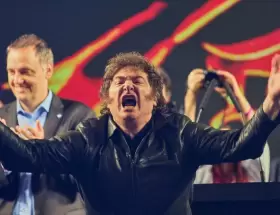 Milei arremetió contra el PRO y Santoro en un cierre de campaña cargado de furia libertaria