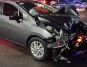 El accidente se produjo luego de que la conductora de uno de los vehículos pasó el semáforo en rojo.