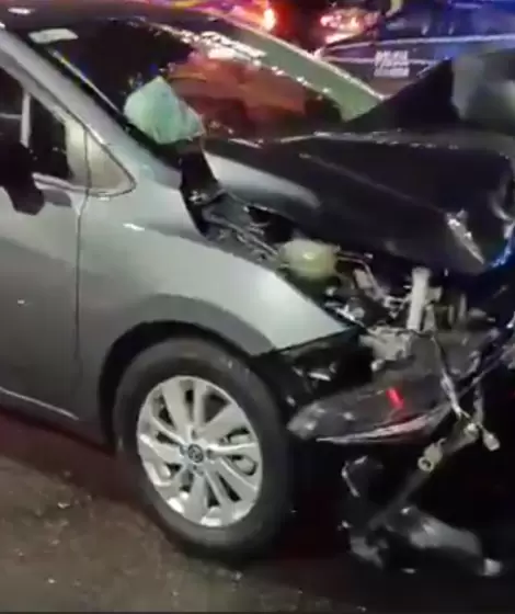 El accidente se produjo luego de que la conductora de uno de los vehículos pasó el semáforo en rojo.