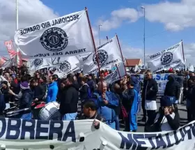 Acatamiento multitudinario al paro de la UOM en el sur del país