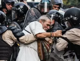 Represión del 14 de mayo - Foto: Tadeo Bourbon