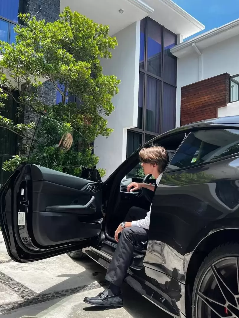 El joven empresario se llev por delante a una moto