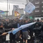 Reprimieron en Puente Pueyrredón a los choferes de colectivos que se rebelaron contra el acuerdo de la UTA y Milei