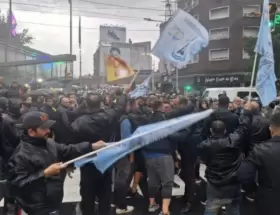 La represión a los choferes de colectivos bajo la lluvia.