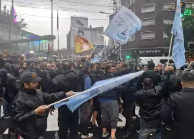 La represión a los choferes de colectivos bajo la lluvia.