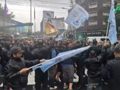 La represión a los choferes de colectivos bajo la lluvia.