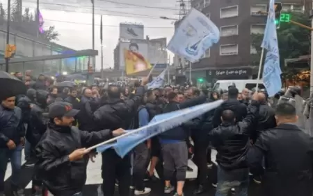 La represión a los choferes de colectivos bajo la lluvia.