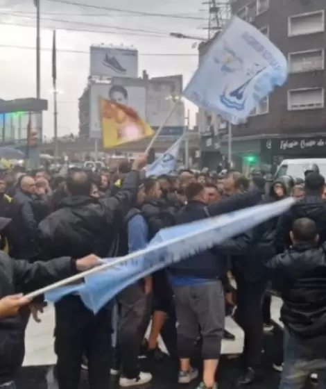 La represión a los choferes de colectivos bajo la lluvia.